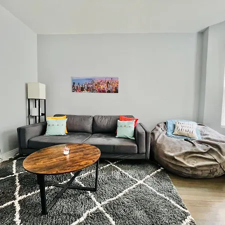 Lovely Logan Square 2-Bedroom In Chicago