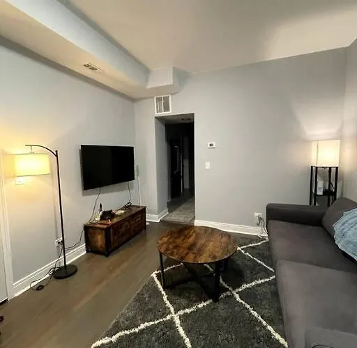Lovely Logan Square 2-bedroom In Apartment *