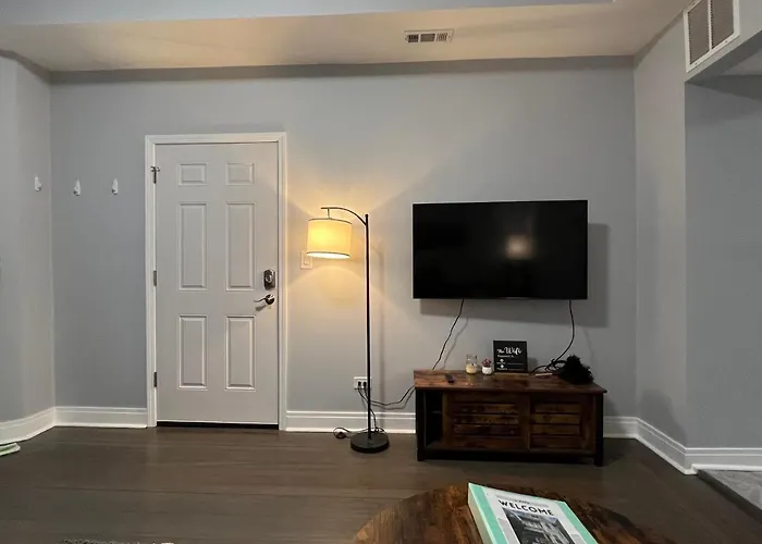 Lovely Logan Square 2-bedroom In *