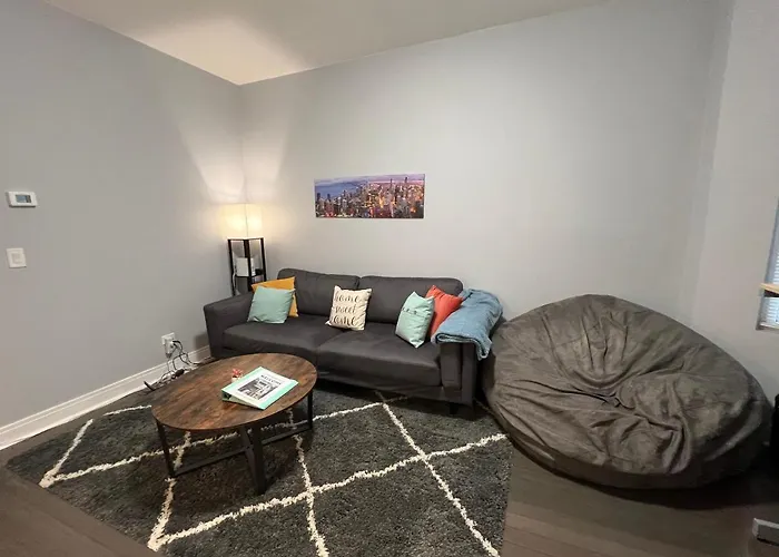 Apartment Lovely Logan Square 2-bedroom In